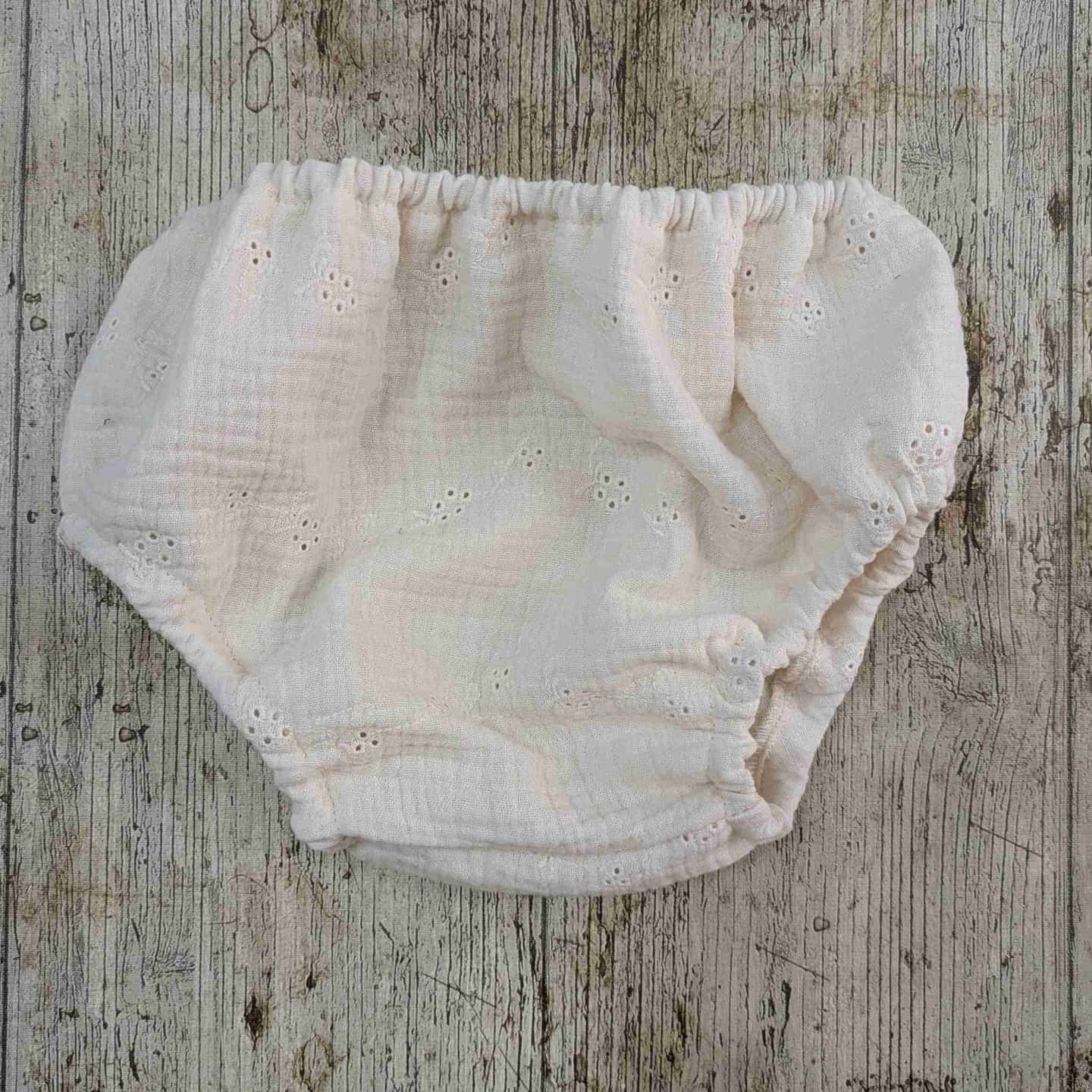 Cubrepañal Crema, cubrepañal para bebé cosido a man