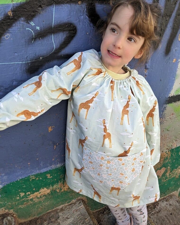 Niña con bata de estampado de animales