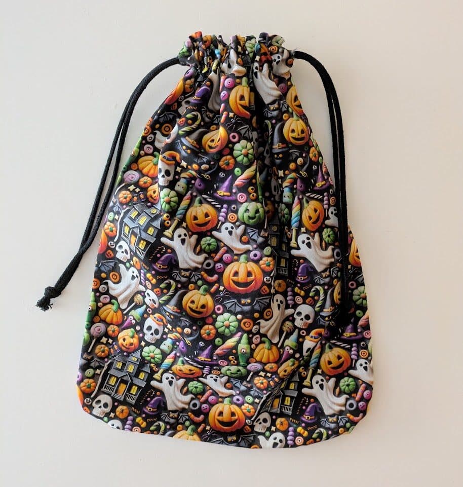 Halloweeneko gozokientzako poltsa · Trick or treat, eskuz josiako oihalezko poltsa