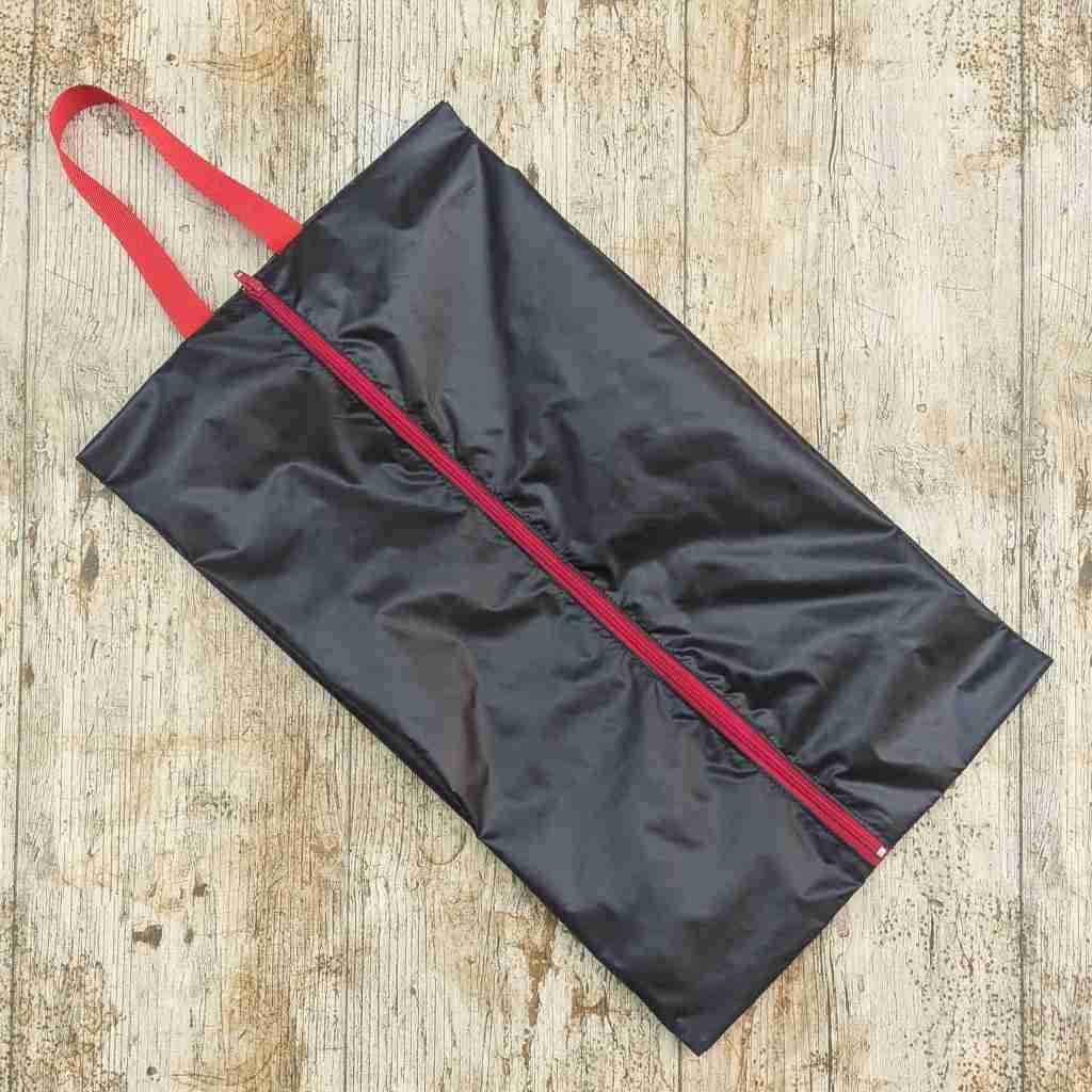 Bolsa para zapatos impermeable · Negro Rojo